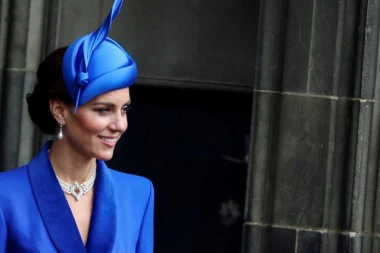 NA DRUGOM KRUNISANJU KRALJA ČARLSA SVI SU GLEDALI U KEJT! Stajling koji menja modnu industriju, a jedan detalj je posvećen pokojnoj kraljici (FOTO)