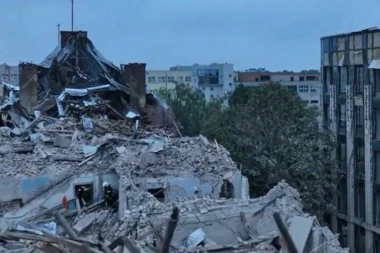 STRAVIČAN PRIZOR U LAVOVU: U ruskom napadu uništena stambena zgrada, spasioci pretražuju ruševinu BROJE SE MRTVI I RANJENI (VIDEO)