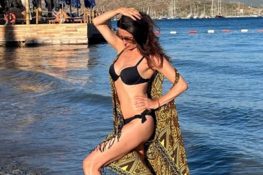 "OLADI, SMEŠNA SI" Voditeljka zagazila u šestu deceniju, pa pokazala IZVAJANO TELO, odmah je NAPALI! (FOTO)