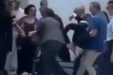 SAMO PADE ČOVEK! Predsednik Portugala kolabirao, izneli ga i hitno prevezli u bolnicu! (VIDEO)