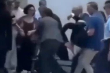 SAMO PADE ČOVEK! Predsednik Portugala kolabirao, izneli ga i hitno prevezli u bolnicu! (VIDEO)