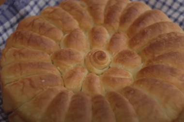 OVAKO NAPRAVITE NAJMEKŠU CVET POGAČU ZBOG KOJE ĆE SE OTIMATI ZA STOLOM: Samo deluje komplikovano, a uz sledeće savete uspelo bi i početnicima