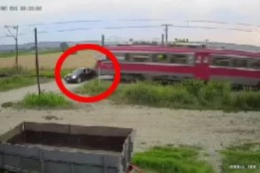 ISPLIVAO STRAVIČAN SNIMAK NESREĆE U SRBIJI! Automobilom prelazio preko pruge, voz ga u sekundi POKOSIO (VIDEO)