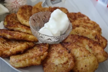 ZA MALO NOVCA NAPRAVITE PLJESKAVICE OD TIKVICA I KROMPIRA: Nahranite celu porodicu i spremite ovaj preukusan ručak