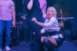 PRLJAVI PLES GOCE TRŽAN: Uvijala se oko Ivane Peters, publika pala u trans (VIDEO)