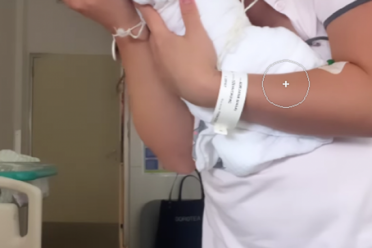 Adriana Kadar ljulja i ljubi bebu