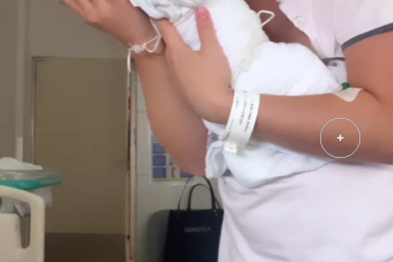 Adriana Kadar ljulja i ljubi bebu