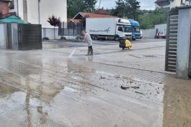 ČAČANI SE UDRUŽILI DA SPASU DVORIŠTA I KUĆE! Izlila se Loznička reka, meštani celu noć postavljali džakove sa peskom (FOTO)