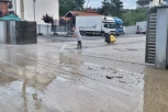 ČAČANI SE UDRUŽILI DA SPASU DVORIŠTA I KUĆE! Izlila se Loznička reka, meštani celu noć postavljali džakove sa peskom (FOTO)