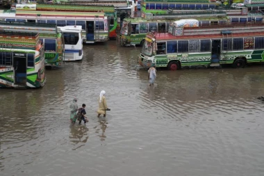JEZIVA TRAGEDIJA U PAKISTANU! Osmoro dece POGINULO nakon monsunske kiše u klizištu