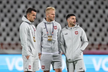 POGAĐA I VAN TERENA! Piksijev "orao" u zagrljaju VRELE pevačice!