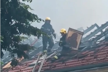 RUMLJANE OBASJALA BOŽIJA SVETLOST, ČUDO NEVIĐENO! Vatrogasac iz ugljenisanog potkrovlja spasao NETAKNUTU ikonu Bogorodice sa Isusom (VIDEO)