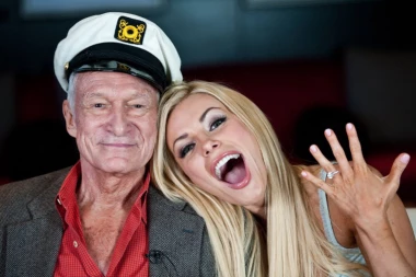 BOLESNU AKTIVNOST JE SMISLIO, SEDITE NAGI SA NJIM, A IZA GRUPA LJUDI RADI NEŠTO SRAMOTNO: Ispovest Hefnerove udovice ledi krv u žilama, otkriva SVE mračne tajne!