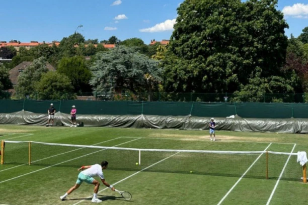 NOVAK I STEFAN ODUŠEVILI CEO LONDON! Đoković se sa sinom PRIRPEMAO za teniski klasik!