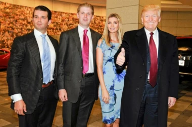 ''IMALA SAM ODNOSE SA TRAMPOVIM SINOM U GEJ KLUBU!'' Pevačica šokirala priznanjem: Priča da mrzi LGBT, a sa mnom je to radio u WC-u okružen HOMOSEKSUALCIMA!