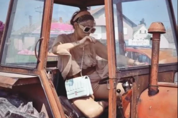 ANA NIKOLIĆ VOZI TRAKTOR! Novi snimak Ane Nikolić zapalio društvene mreže, svi gledaju u neverici! (FOTO)