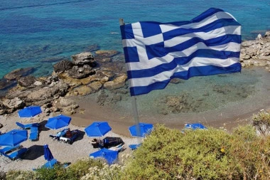 DRAMA U GRČKOJ! Kupači ugledali ženu kako PLUTA u vodi, spasioci je REANIMIRALI na plaži