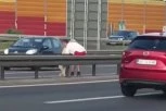 UŽAS! ŠTA RADI OVAJ ČOVEK? Ono što mu je palo na pamet da uradi na auto-putu ljude ostavilo u ŠOKU - razbeseneo je milione (VIDEO)