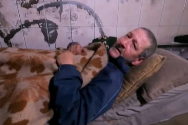 BOLESTAN I NEMOĆAN, DVE GODINE ŽIVI U TUNELU: Sašu su iz roditeljskog stana ISTERALI, auto u kom je spavao UKRALI,  sad spava okružen smećem (VIDEO)