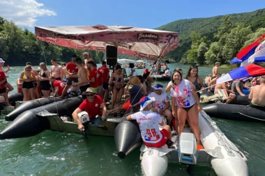 LJUBOVIJA JE DANAS NAJVESELIJA OPŠTINA NA BALKANU: Oko 30.000 ljudi zaplovilo Drinom, sledi osam sati veličanstvenog spusta (FOTO)