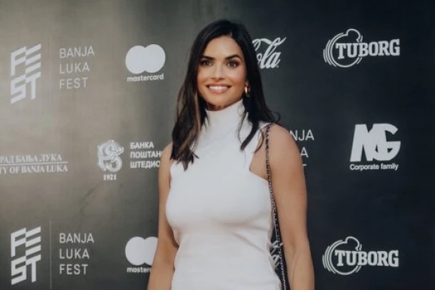 NOVA DOMAĆA SERIJA ZA NOVU GODINU NA SUPERSTARU! Praznični specijal uz Mariju Karan, Toma Kruza i muzičke hitove!