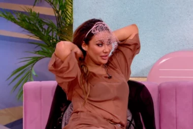 ANA NIKOLIĆ U BRUSHALTERU ŠETA USRED GRADA! Pevačica sve šokirala novim snimkom! Usijale se društvene mreže od komentara!