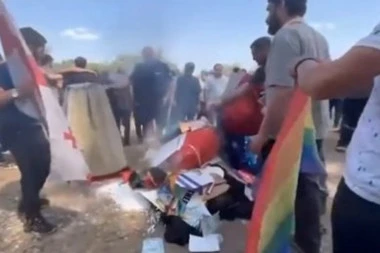 GRUZIJSKI DESNIČARI POBESNELI ZBOG PARADE PONOSA: Podmetnuli požar, palili zastave, oterali učesnike, Tbilisi prajd otkazan posle TOTALNOG HAOSA (VIDEO)