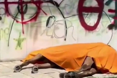 VUKAO KOČIJE SA TURISTIMA PO NAJVEĆOJ VRUĆINI:  Slučaj koji je razbesneo Grčku, bolesni konj bičem teran da radi pa uginuo nasred ulice (UZNEMIRUJUĆI VIDEO)