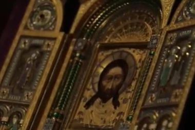 PUTINOVA IKONA NA PRVOJ LINIJI FRONTA: Poklon predsednika vojnicima, u rovovima se pričešćuju pred likom Spasitelja Nerukotvorenog  (VIDEO)