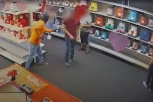DECU DRŽAO NA NIŠANU: Nemilosrdni naoružani pljačkaš upao u PRODAVNICU IGRAČAKA u Arizoni  (UZNEMIRUJUĆI VIDEO)