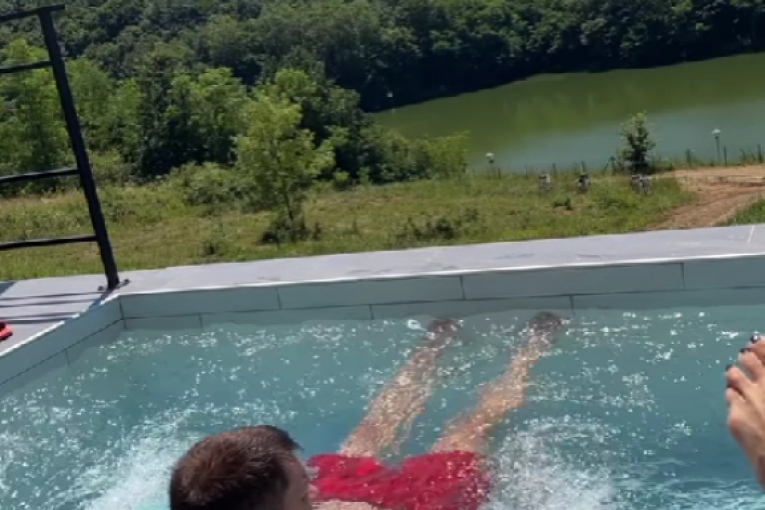 Ivan Marinković uživa u bazenu