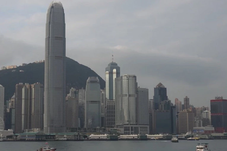 KO KUPI STAN DOBIJA ZLATNU POLUGU: Trgovci nekretninama se UTRKUJU za kupce, nude im i besplatne automobile i telefone NEVIĐENO