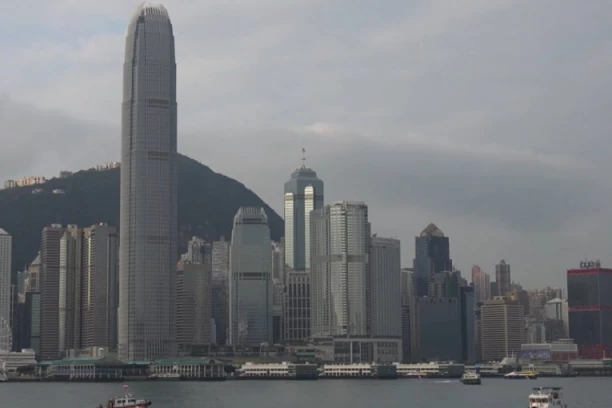 KO KUPI STAN DOBIJA ZLATNU POLUGU: Trgovci nekretninama se UTRKUJU za kupce, nude im i besplatne automobile i telefone NEVIĐENO