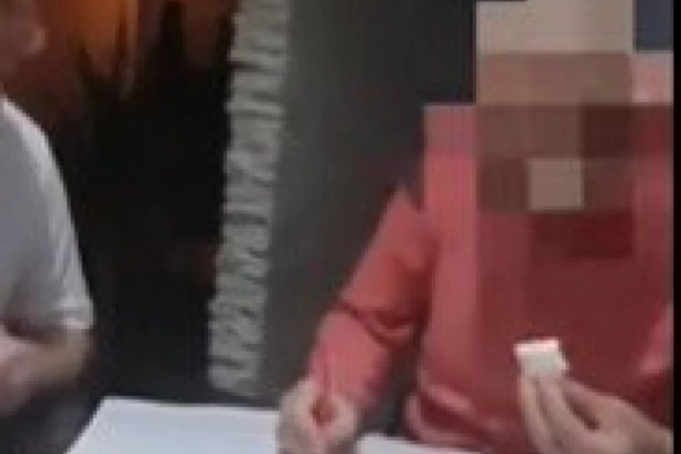 "AJDE ROKI SAMO KRKAJ ČVARKE!" Policajci upali POZNATOM KRIMINALCU u stan, a on se ovako obračunao sa njima - sad su prvi na listi "za odstrel" tihog ubice HOLESTEROLA! (VIDEO)