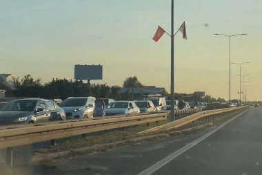 LANČANI SUDAR KOD ZMAJA: Povređene tri osobe! Formirala se kolona automobila koja se proteže do aerodroma!