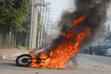 TEŽAK UDES U SOMBORU: Povređen motociklista, vozilo izgorelo!