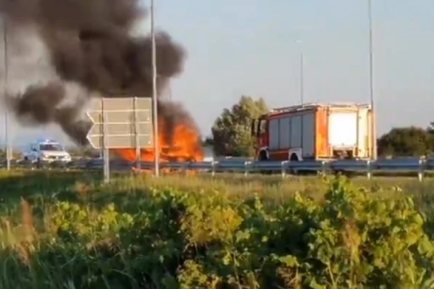 VATRENA STIHIJA PROGUTALA AUTOMOBIL KOD NAPLATNE RAMPE: Sablasne scene na auto-putu - načinjena velika materijalna šteta!
