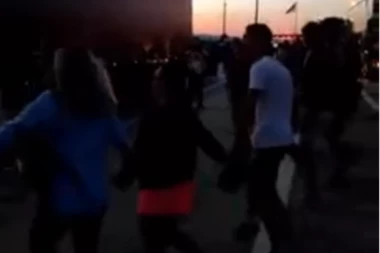 STRANCIMA AMA BAŠ NIŠTA NIJE BILO JASNO! Srbi sataima čekali da pređu granicu pa se dosetili kako da prekrate vreme! KAO NA SVADBI! (VIDEO)