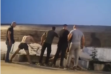 SRBINA IZ ČISTA MIRA PRETUKLI NA ŠETALIŠTU U SUTOMORU! Sa teškim povredama prevezen u bolnicu! (VIDEO)