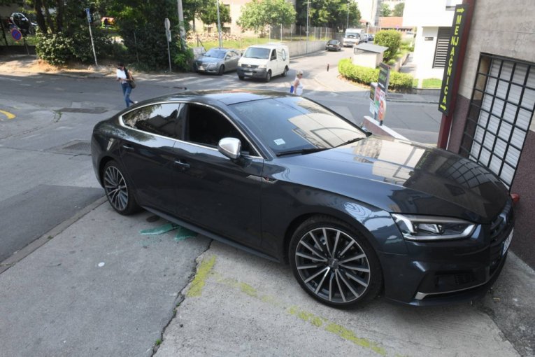 Automobil TIjane Ajfon koji je izgoreo