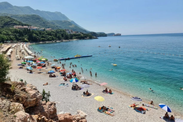 SRPSKI TURISTA DOŽIVEO NEPRIJATNOST NA LETOVANJU U CRNOJ GORI! Prišao mu konobar i rekao OVO: "Istog trenutka sam ustao sa stolice i otišao!"