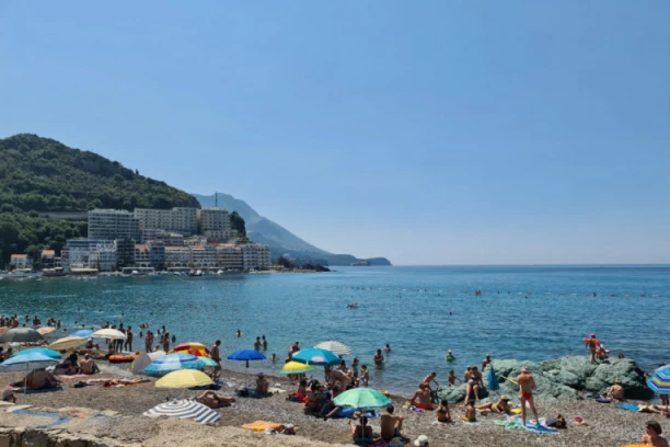 SRBIN IZ BEČA POLIO MUSLIMANKU ALKOHOLOM! Zbog SRAMNOG ponašanja odmah kažnjen - evo koliko je morao da plati