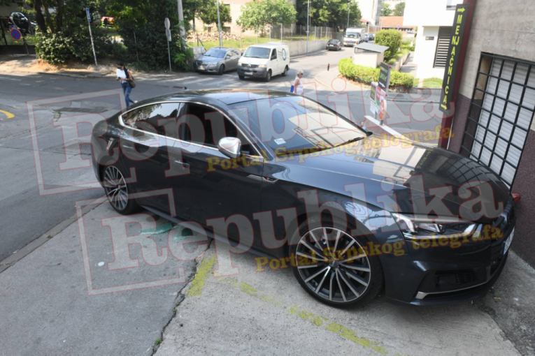 Zapaljena kola Tijane Ajfon