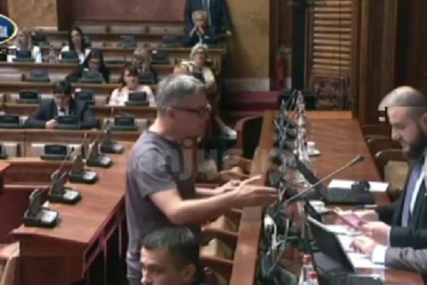 ĆUTA NAPAO ZUKORLIĆA U SKUPŠTINI! Galamio, pa mu prišao i probao da izazove INCIDENT (VIDEO)