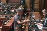 ĆUTA NAPAO ZUKORLIĆA U SKUPŠTINI! Galamio, pa mu prišao i probao da izazove INCIDENT (VIDEO)