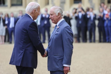 BAJDEN SA SASTAO SA KRALJEM ČARLSOM: Novi "biser" američkog predsednika opet svima privukao pažnju! (FOTO)