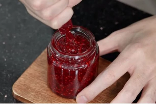 RECEPT ZA DŽEM OD MALINA BEZ KONZERVANSA: Potrebna su vam samo TRI sastojka i svi ukućani će biti oduševljeni!