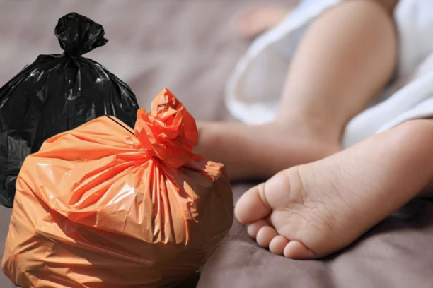 BEŽIVOTNA TELA DVE BEBE PRONAĐENE U KESI ZA ĐUBRE! Čistačice videle majku UMRLJANU krvlju kako koristi toalet, pa otkrile HOROR!