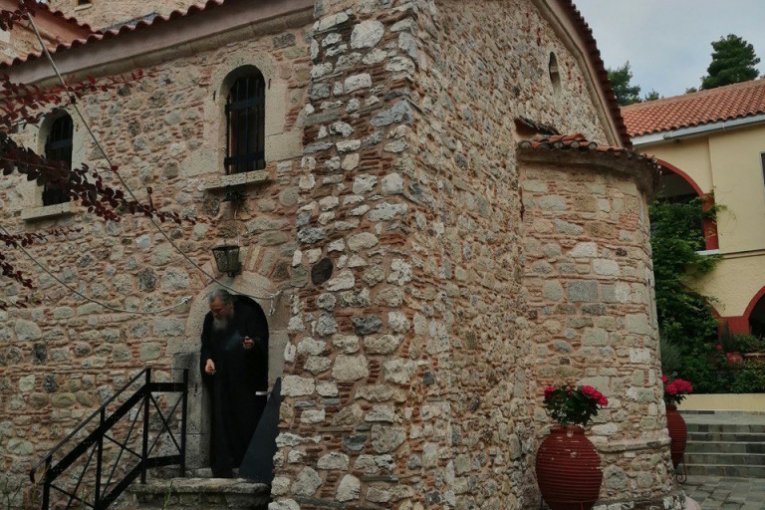 Sveštenik kad crkvu