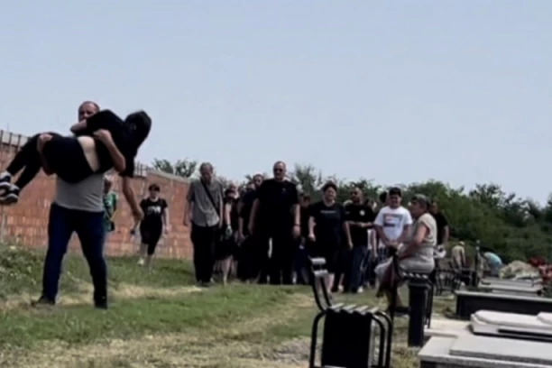 NOINA MAJKA PALA U NESVEST! Potresne slike sa sahrane svirepo ubijene tiktokerke